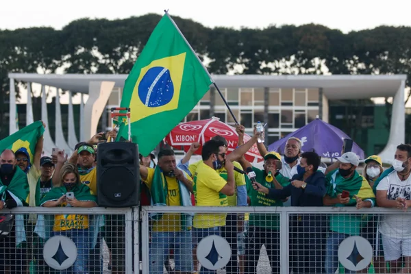 protesto pro bolsonaro aglomera praca tres poderes brasilia