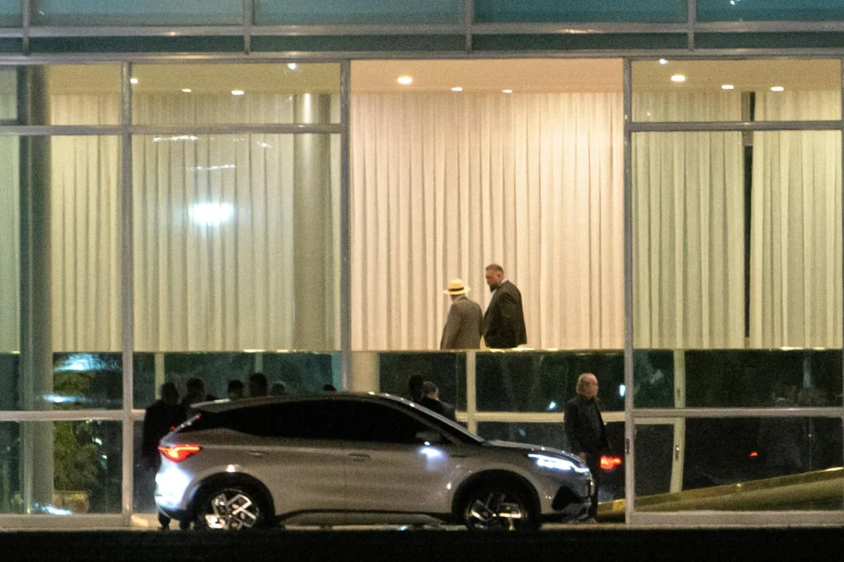 Lula recebe empresários e banqueiros no Palácio da Alvorada, em Brasília, nesta segunda-feira (31) Lula recebe empresários e banqueiros no Palácio da Alvorada, em Brasília, nesta segunda-feira (31)
