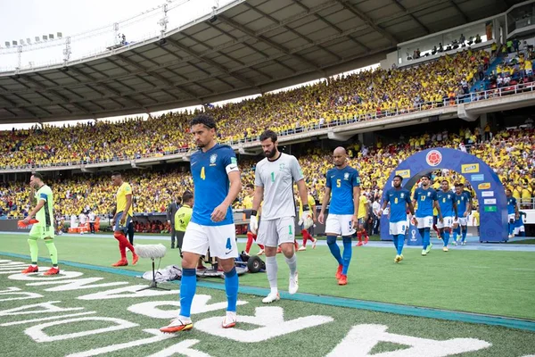 Brasil entrando em campo contra a Colômbia