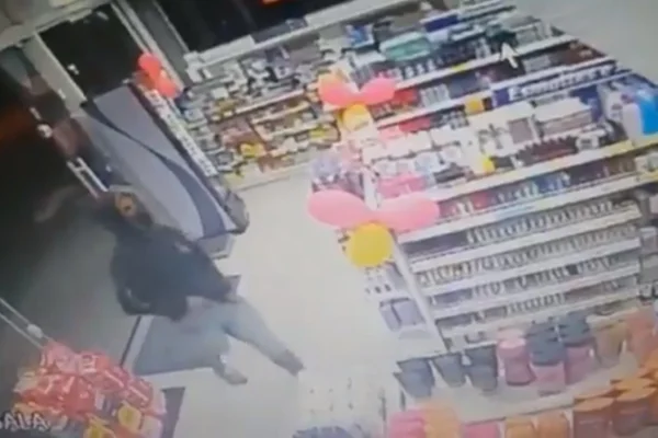Vídeo flagra roubo à mão armada em farmácia de Florianópolis