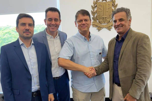 O deputado Aécio Neves ao lado do governador de São Paulo, Tarcísio de Freitas