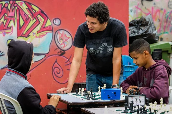 Jovem da Estrutural sobe ao pódio em campeonato interescolar de xadrez