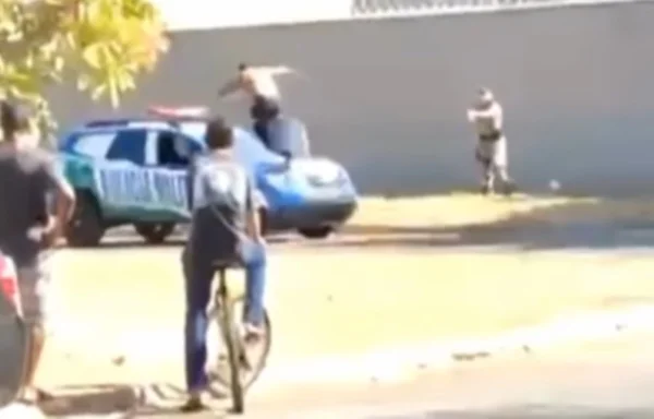 Homem é morto após atacar moradores e subir em carro da Polícia Militar de Goiás, em Goiânia