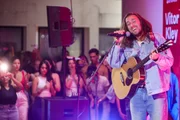 Vitor Kley se apresenta no projeto Acústico Rádio Metrópoles na noite desta terça-feira (30/9).