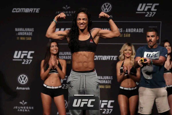 Imagem colorida de Viviane Araujo, lutadora do UFC de Brasília- Metrópoles