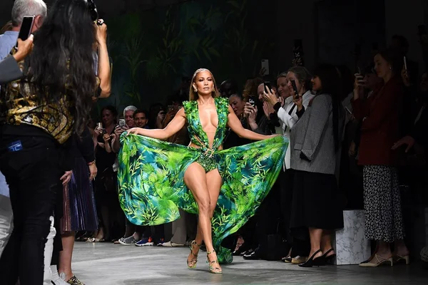 Vídeo: Jennifer Lopez é ovacionada ao encerrar desfile da Versace em Milão