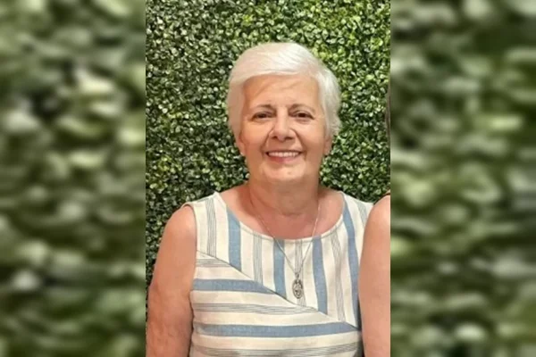 Imagem colorida de mulher com vestido branco e azul