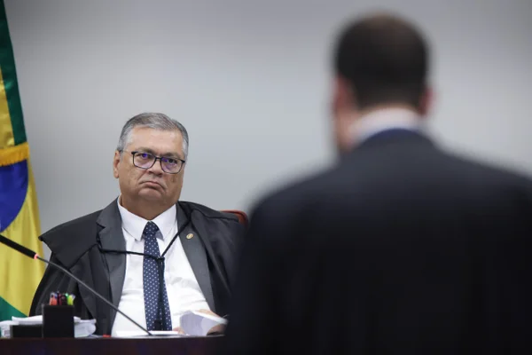 Dino diz que cargo vitalício de juiz não significa ingresso no reino dos céus