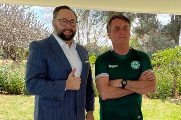 imagem colorida de conselheiro de trump, jason miller, e ex-presidente jair bolsonaro