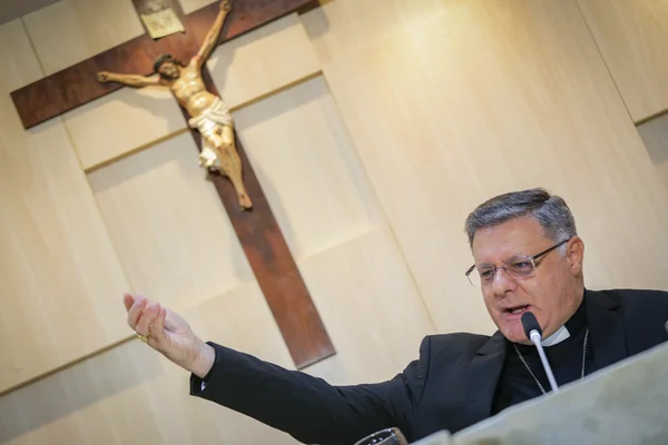 O cardeal Paulo Cezar Costa faz pronunciamento oficial sobre a morte do papa Francisco, na Cúria Metropolitana - metrópoles