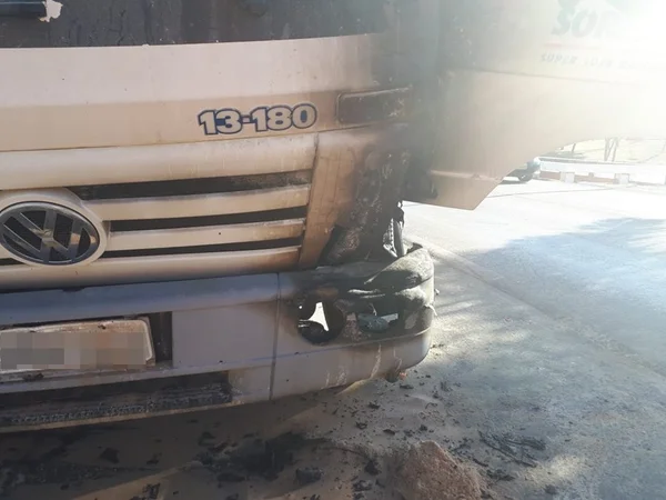 Caminhão pega fogo e complica trânsito na Asa Sul