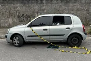 Carro em que genitor deixou corpos das filhas