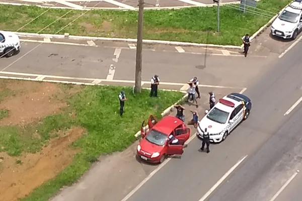 Com ajuda de helicóptero, trio é preso com carro roubado