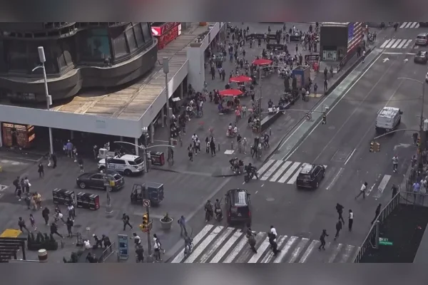 Tiros são ouvidos na Times Square e provocam correria em Nova York