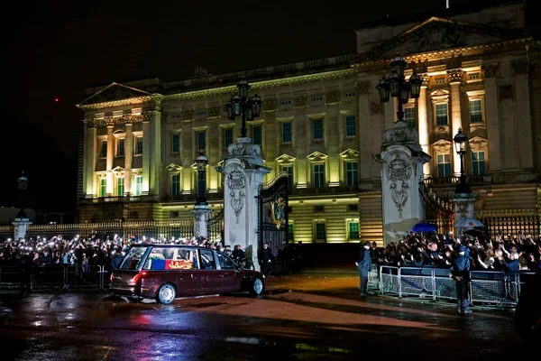Caixão da rainha Elizabeth chega a Londres e milhares vão às ruas