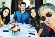 William Bonner e os trigêmeos posam durante encontro