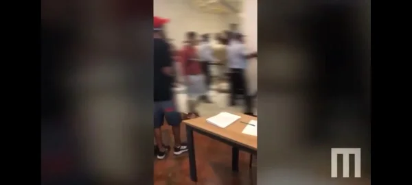 Vídeo: jovens brigam em praça de alimentação de shopping