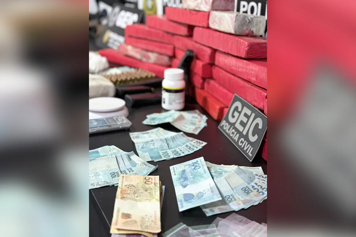 Dinheiro e drogas foram apreendidos com os suspeitos Dinheiro e drogas foram apreendidos com os suspeitos