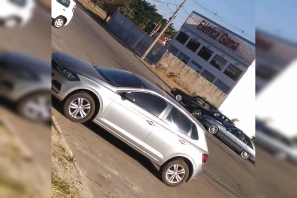 Carro cinza estacionado em rua no DF