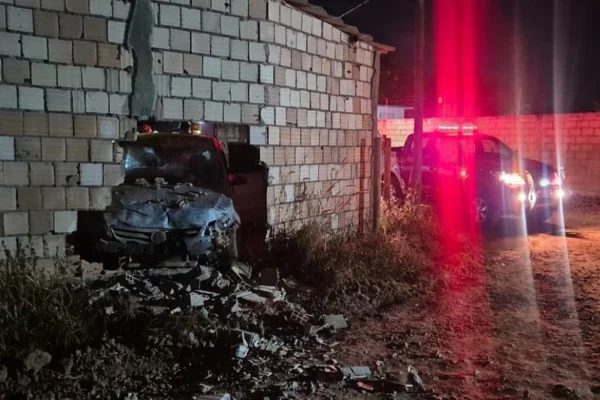 Motorista com passageiras perde controle do carro e invade casa no DF