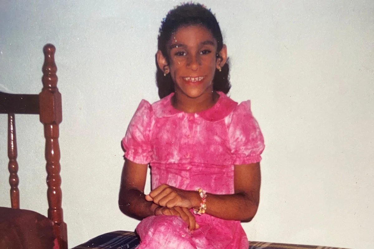 Imagem mostra Karyn quando era criança Imagem mostra Karyn quando era criança