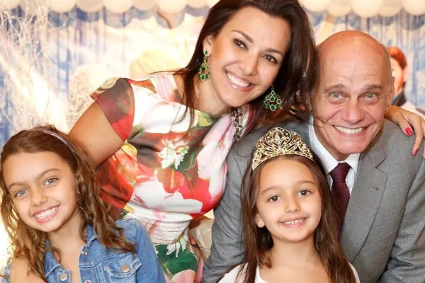 Foto colorida de Ricardo Boechat, Veruska Boechat e as duas filhas - Metrópoles