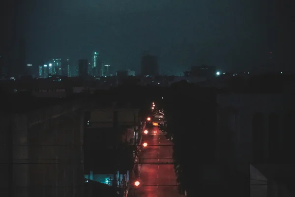 Imagem colorida mostra cidade com luzes brevemente apagadas - Metrópoles