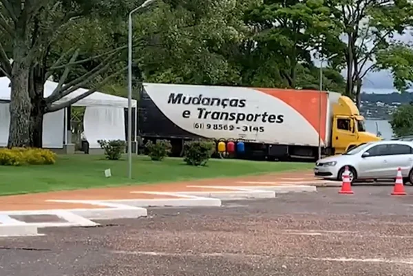 Caminhão de mudança no Palácio da Alvorada