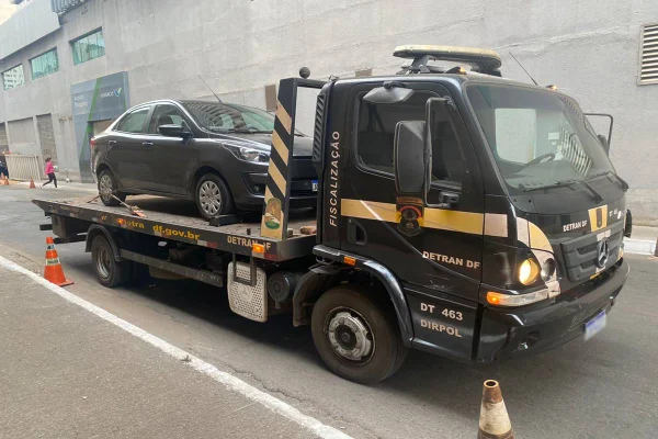 Caminhão do Detran com carro em cima