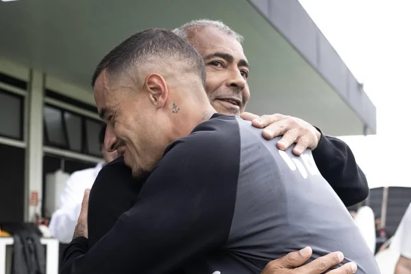 Visita ilustre: Romário comparece no CT do Vasco
