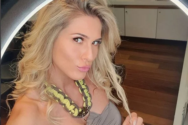 Lívia Andrade exibe corpão durante passeio de barco: “Ô se valeu!”