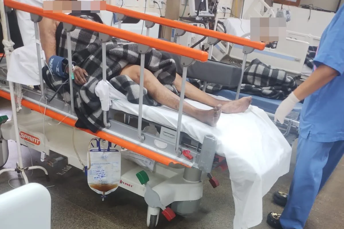 Paciente em maca para transporte no Hospital de Base Paciente em maca para transporte no Hospital de Base
