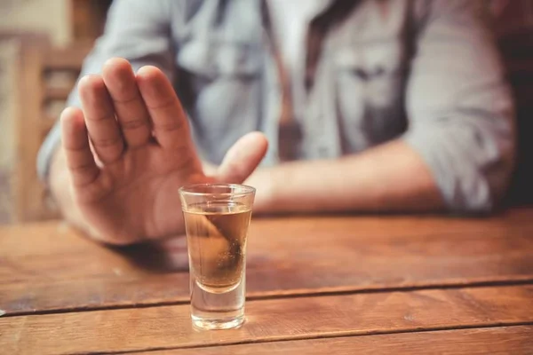 homem tequila bebida alcoólica álcool