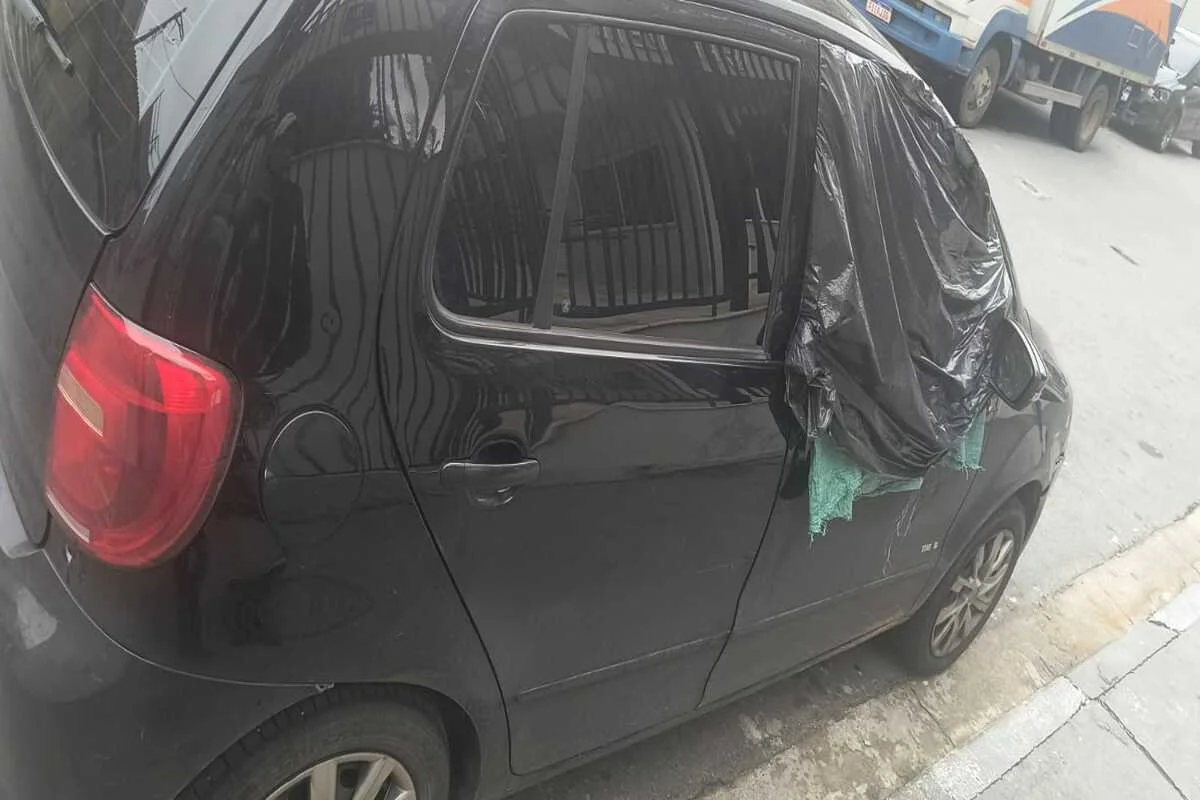 Imagens do veículo na qual a entregadora foi atingida por disparo na zona oeste de São Paulo Imagens do veículo na qual a entregadora foi atingida por disparo na zona oeste de São Paulo