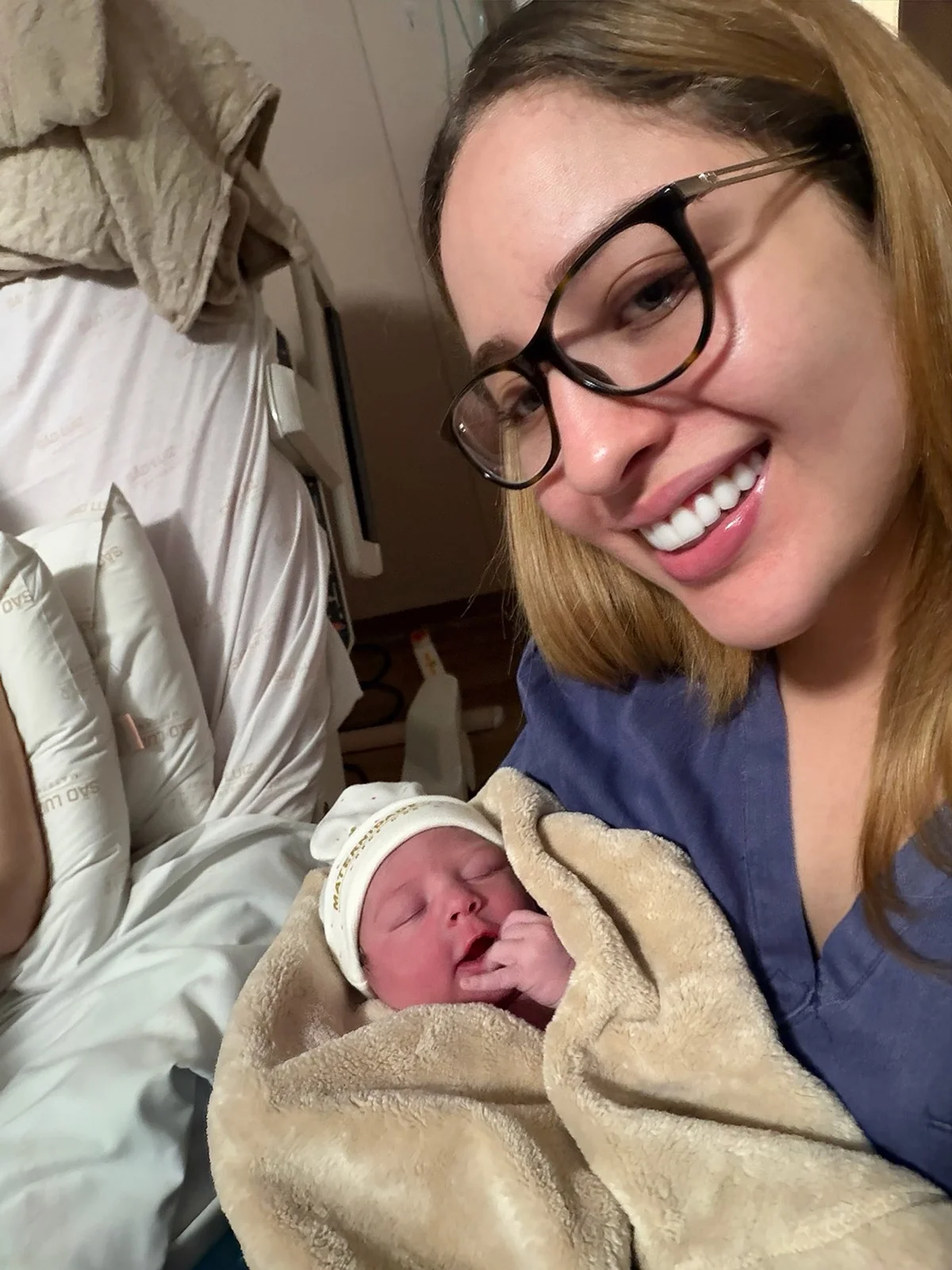 Mari Fernandez e Isabela posa sorridente com a fllha Mari Fernandez e Isabela posa sorridente com a fllha