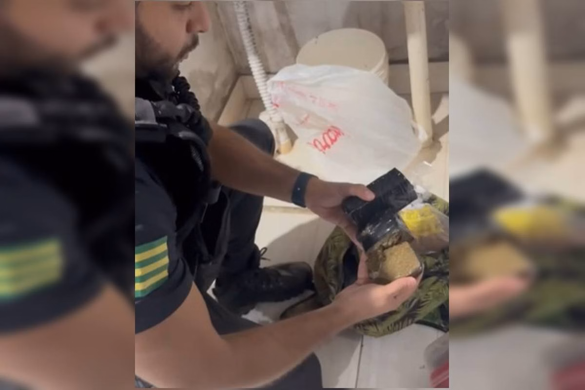 Foto colorida de um policial civil que encontrou drogas durante uma operacao
