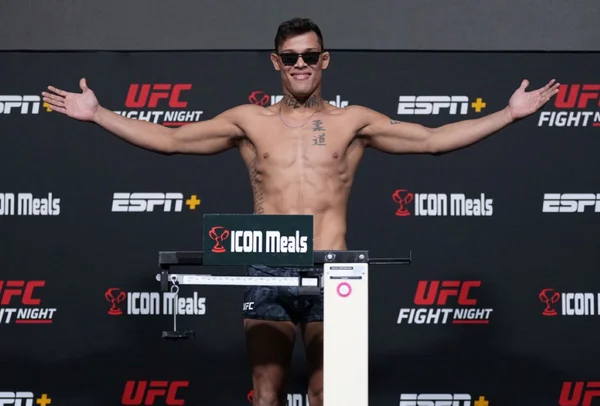Lutador imita “Luva de Pedreiro” após pesagem no UFC. Assista