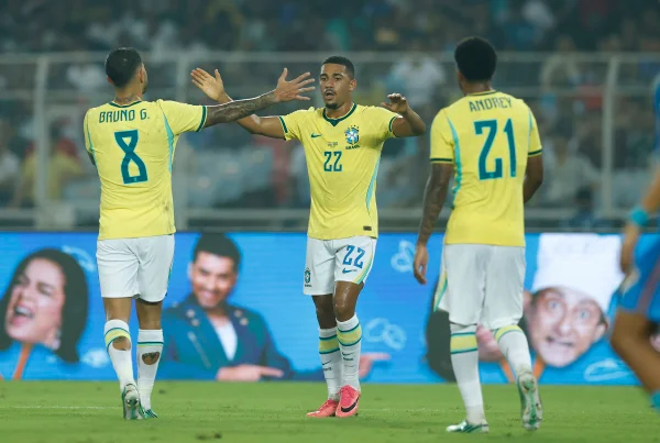 Foto colorida da vitória da Seleção Brasileira sobre a Índia - Metrópoles