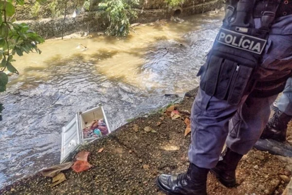 Corpo é encontrado degolado dentro de geladeira abandonada em Manaus
