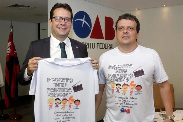 Comissão da OAB-DF leva crianças ao cinema em projeto solidário