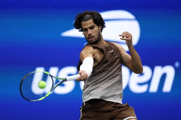 Após 4 meses fora por lesão, Alcaraz vence Safiullin na estreia do US Open - destaque galeria