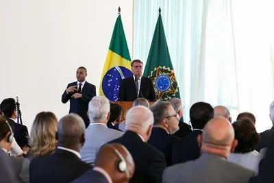 homem discurssando pra pessoas sentadas