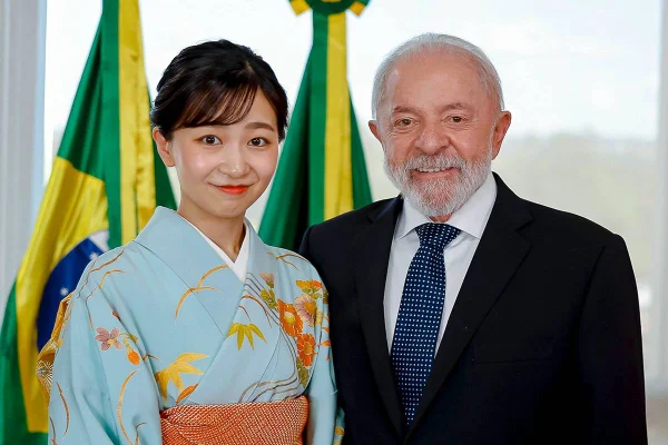 Foto colorida do Presidente da República, Luiz Inácio Lula da Silva, recebe a visitada da Princesa Imperial do Japão, Kako de Akishino no Palácio do Planalto - Metrópoles