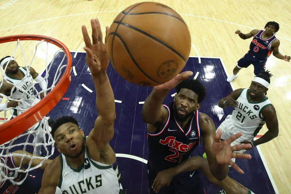 Bucks vencem Sixers com Giannis dando “tocaço” em Embiid no final