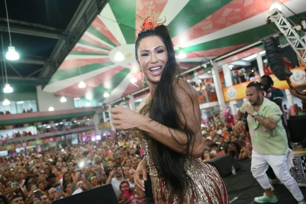 Gracyanne Barbosa e Vivi Araújo se evitam em ensaio de Carnaval