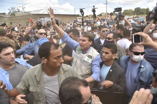Bolsonaro fala com apoiadores