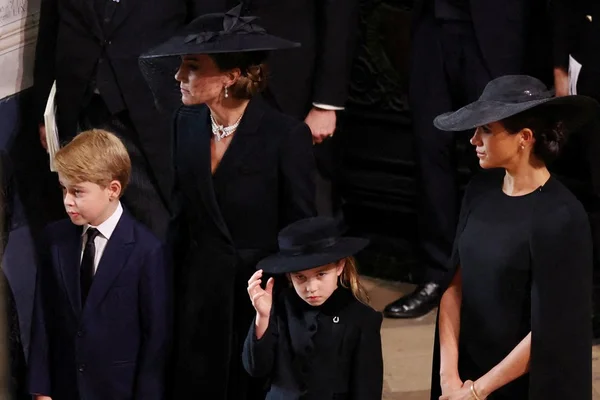 Presença de George e Charlotte no funeral da rainha ficou em discussão