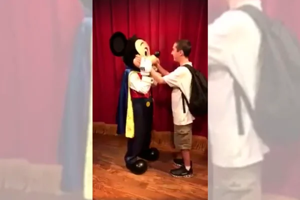 Brasileiro cego de 21 anos emociona a todos ao conhecer o Mickey
