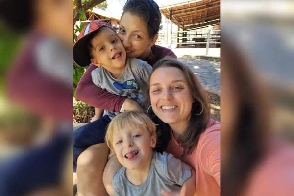 Foto da família e Manu e Priscilla que estão juntas ha 17 anos.