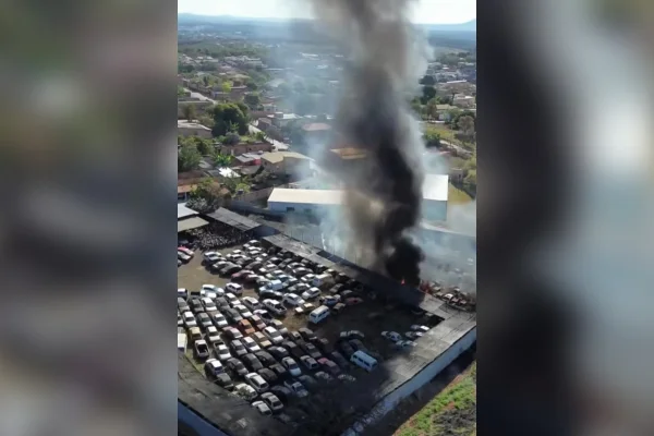 Incêndio em pátio de veículos, em Igarape - MG